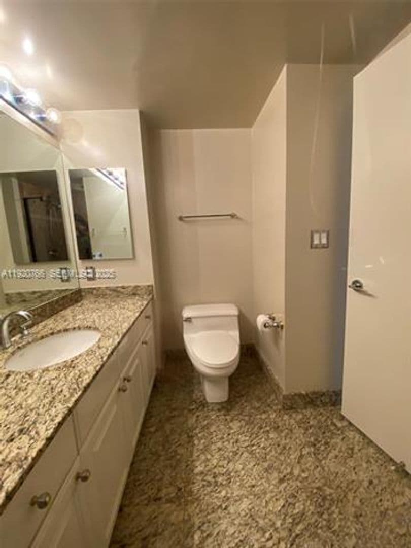 Aventura Condo: 3600 Yacht Club Dr cu-1204