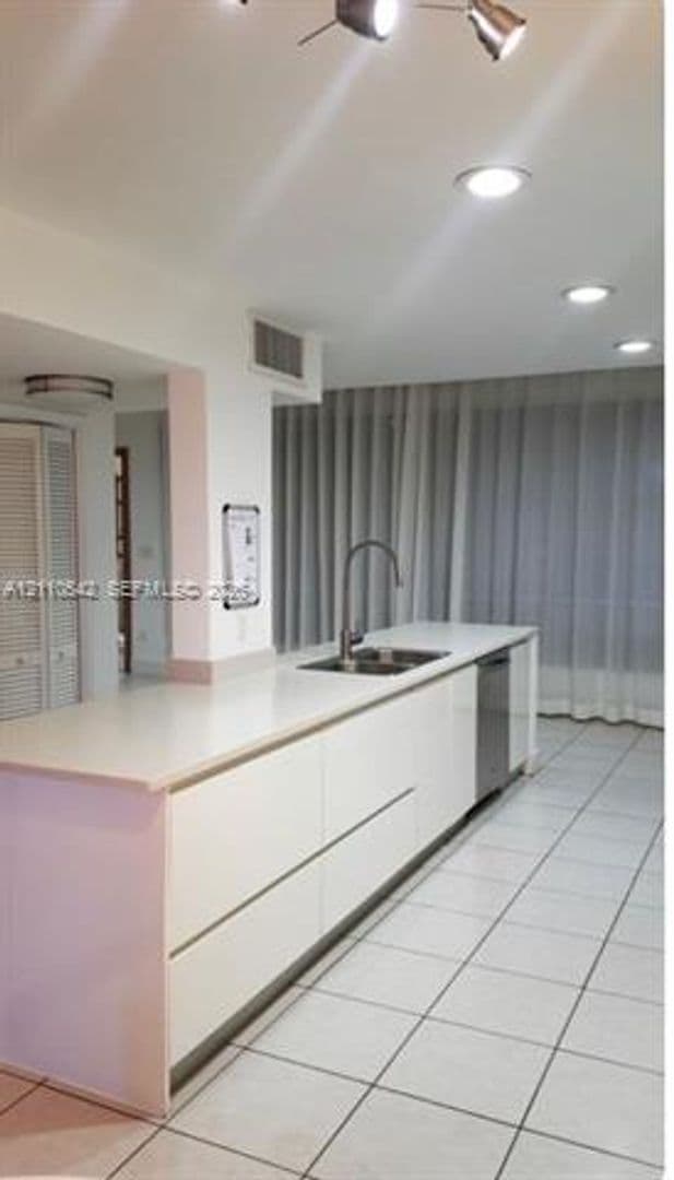 Hollywood Townhome: 3301 NW Raleigh St th 4A
