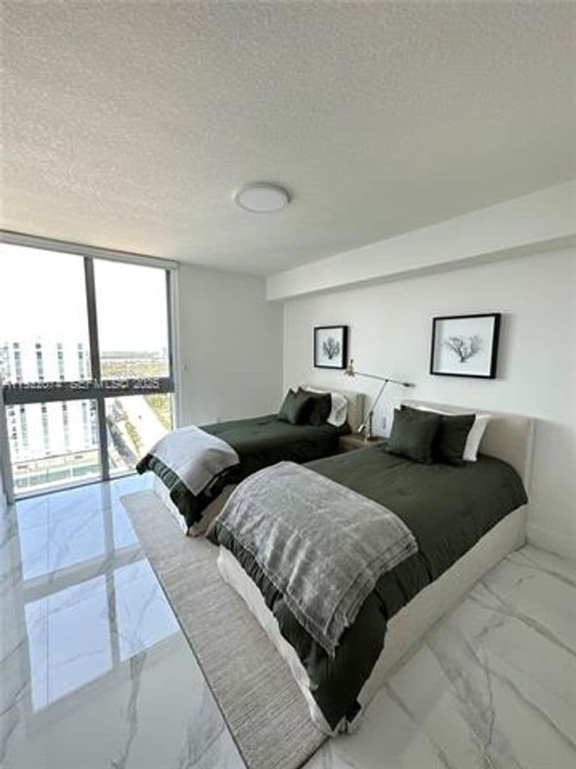Sunny Isles Beach House: 330 Sunny Isles Blvd cu-5-2002
