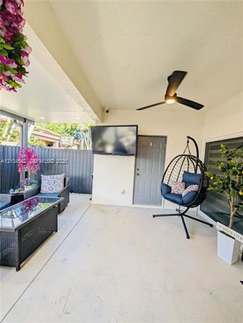 Hialeah House: 8137 NW 199th Ter # 8137