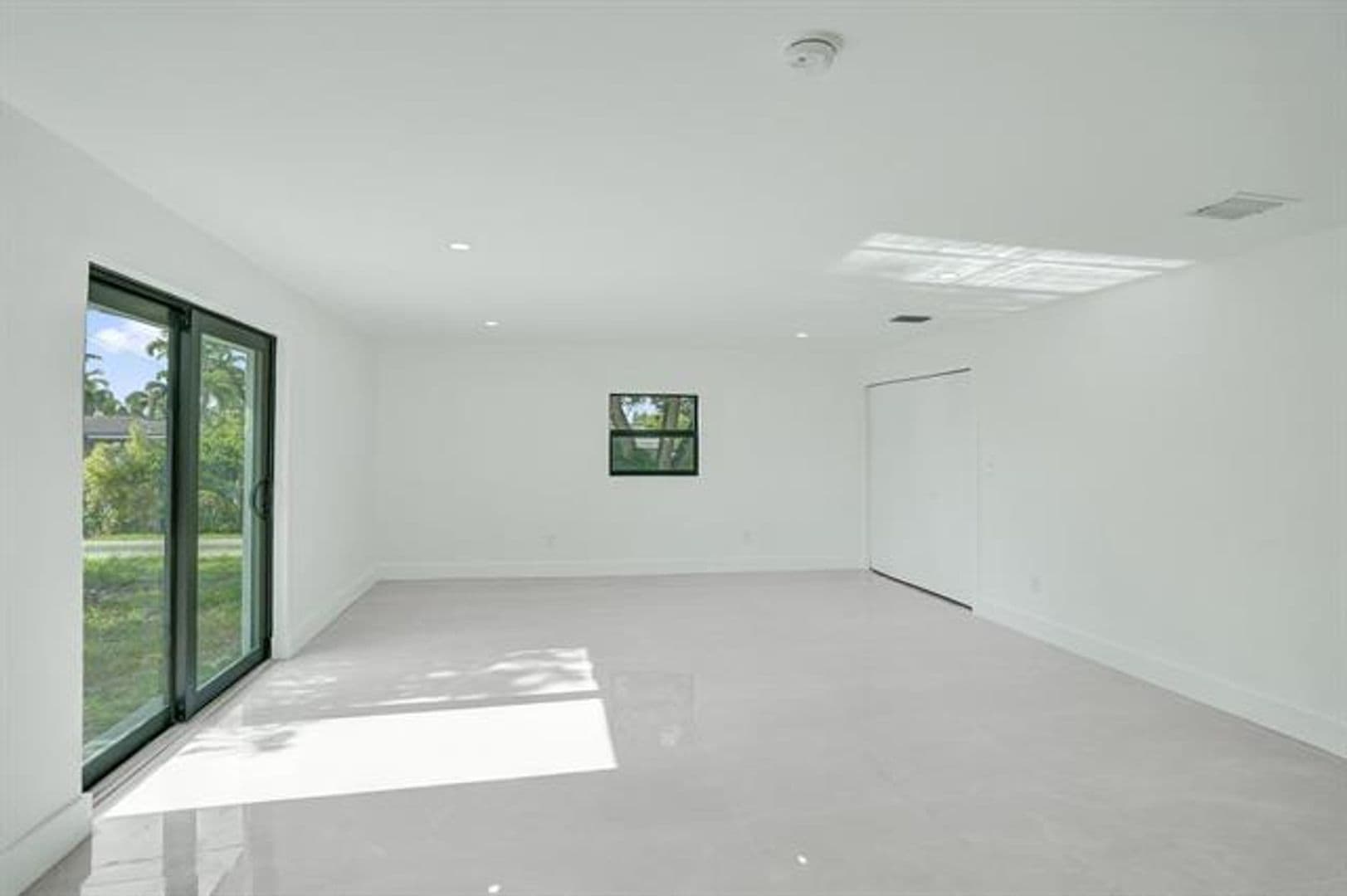 Hollywood House: 3234 Taft St # 3234