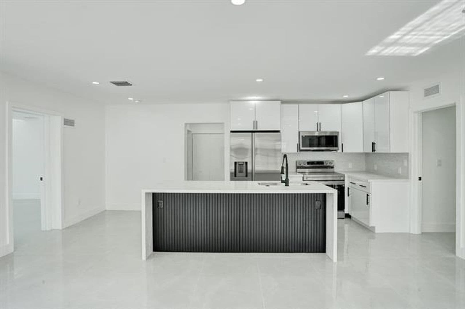 Hollywood House: 3234 Taft St # 3234