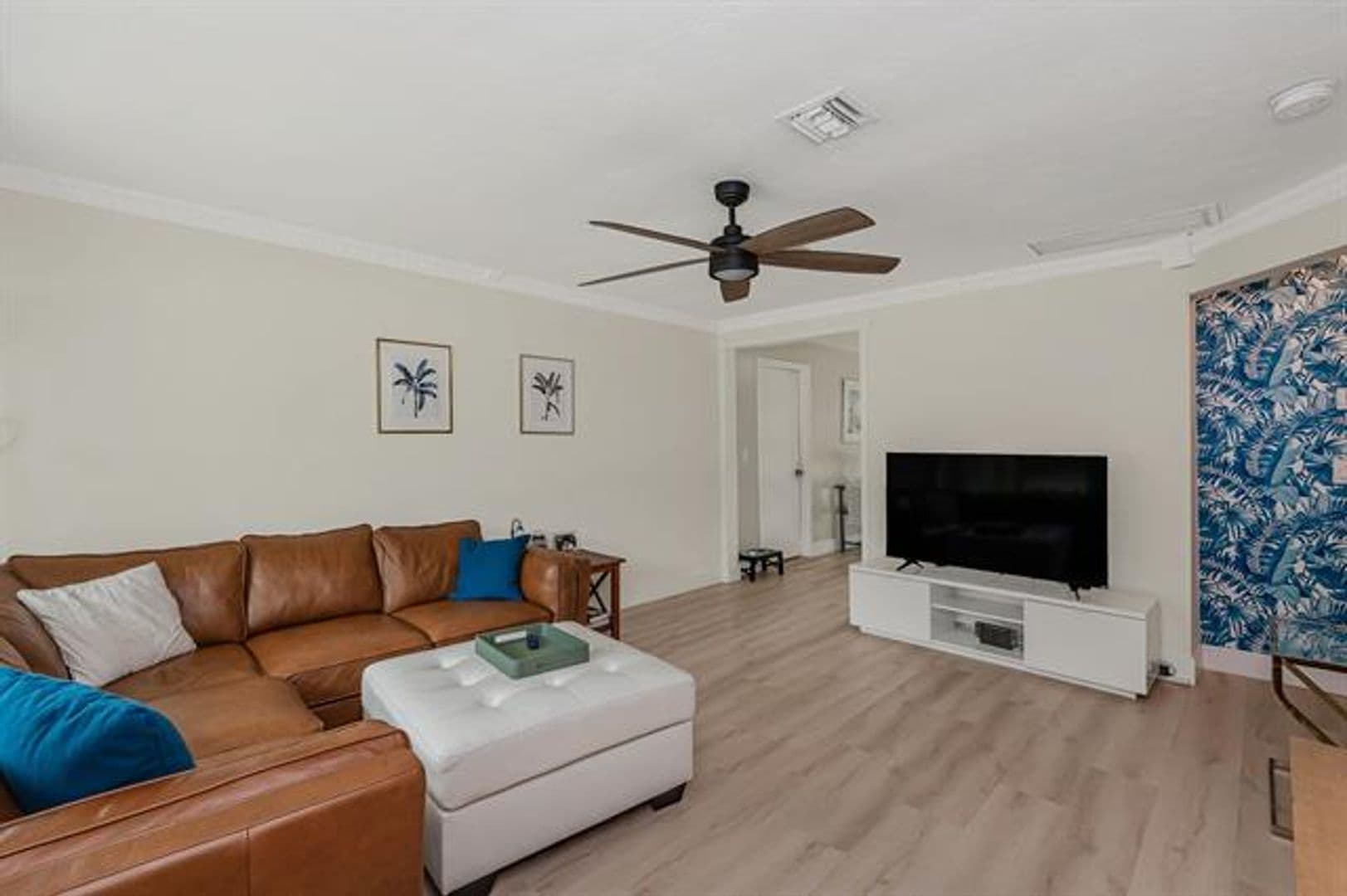 Hollywood House: 5631 Freedom St # 5631