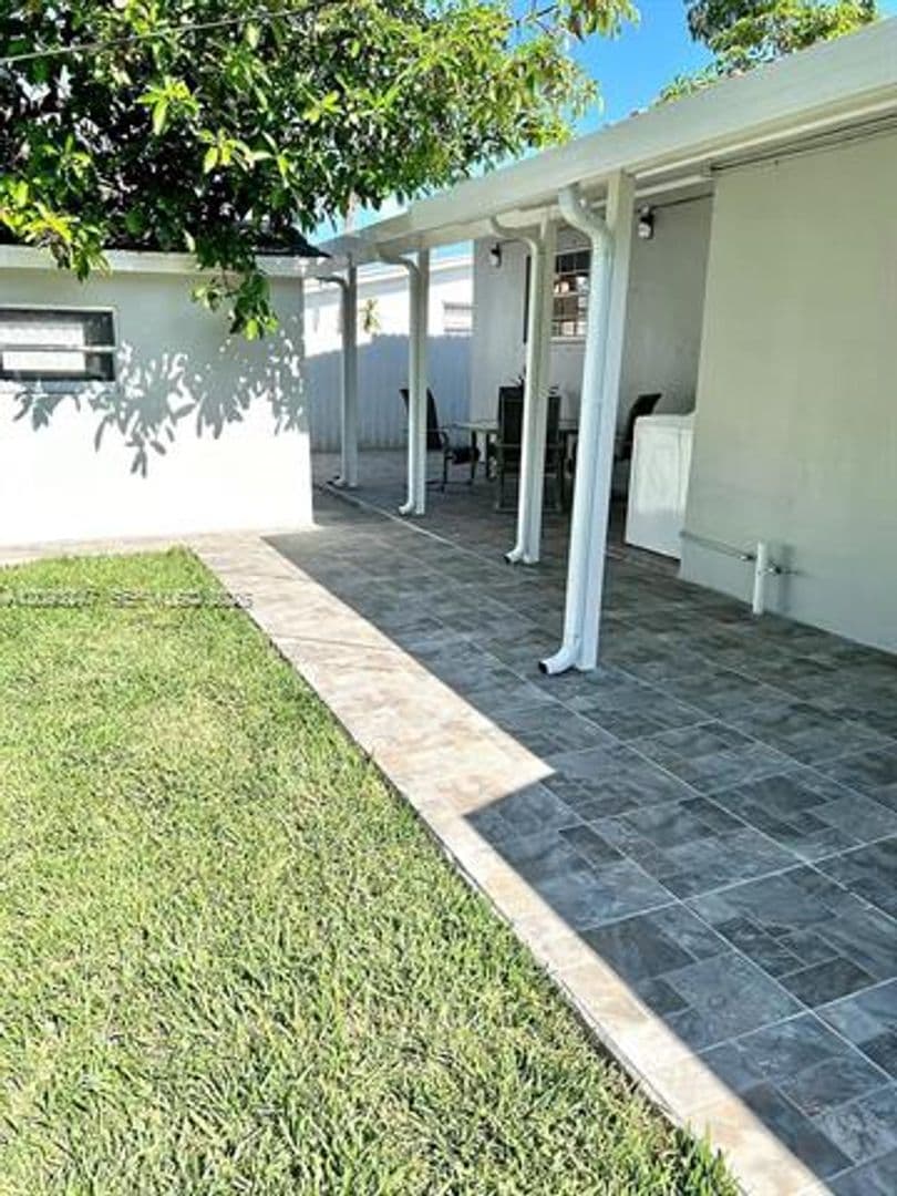 Hialeah House: 1175 W 33rd Pl # 1175