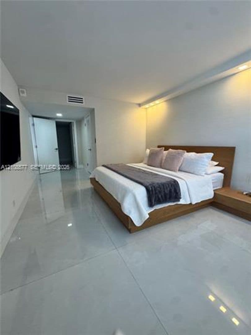 Miami Beach Condo: 6039 Collins Ave cu-715