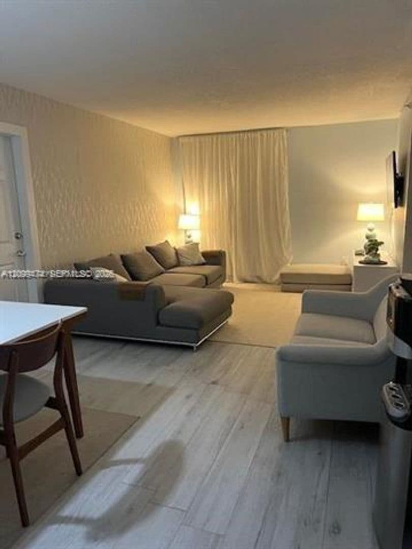 Miami Beach Condo: 7800 Collins Ave cu-204