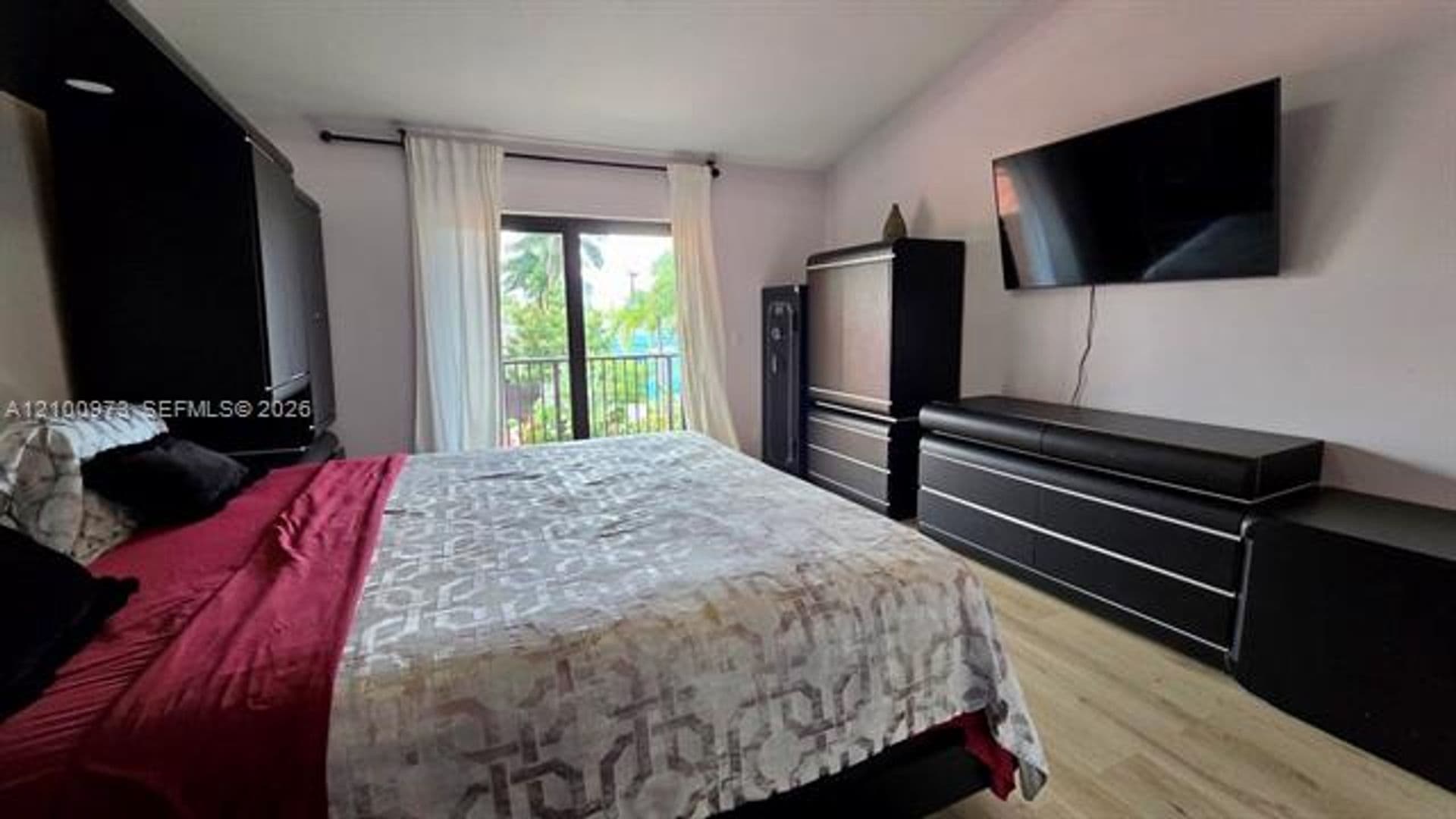 Hollywood House: 741 Tyler St # 741