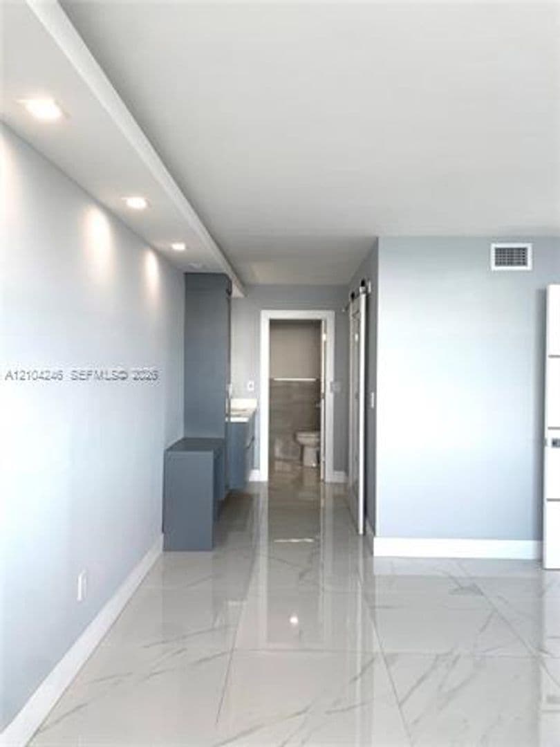 Miami Condo: 1420 Brickell Bay Dr cu-702E