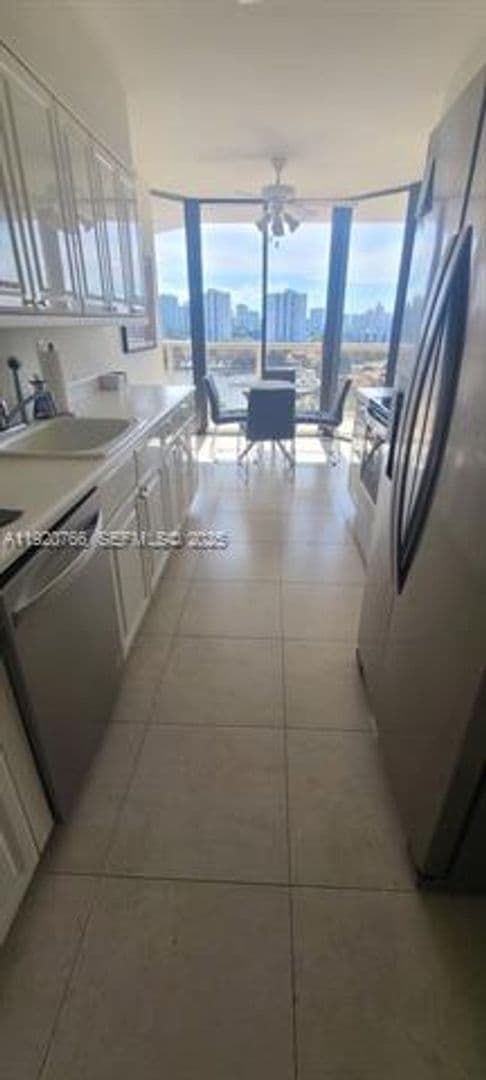 Aventura Condo: 3600 Yacht Club Dr cu-1204