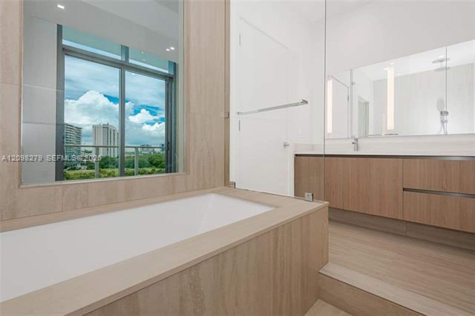 North Miami Condo: 2411 Laguna Circle cu-610