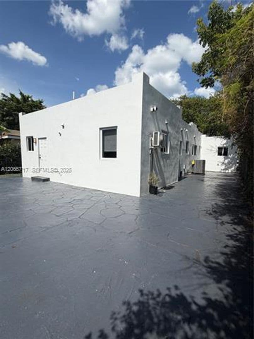 Miami House: 328 SW 15th Ave # 328