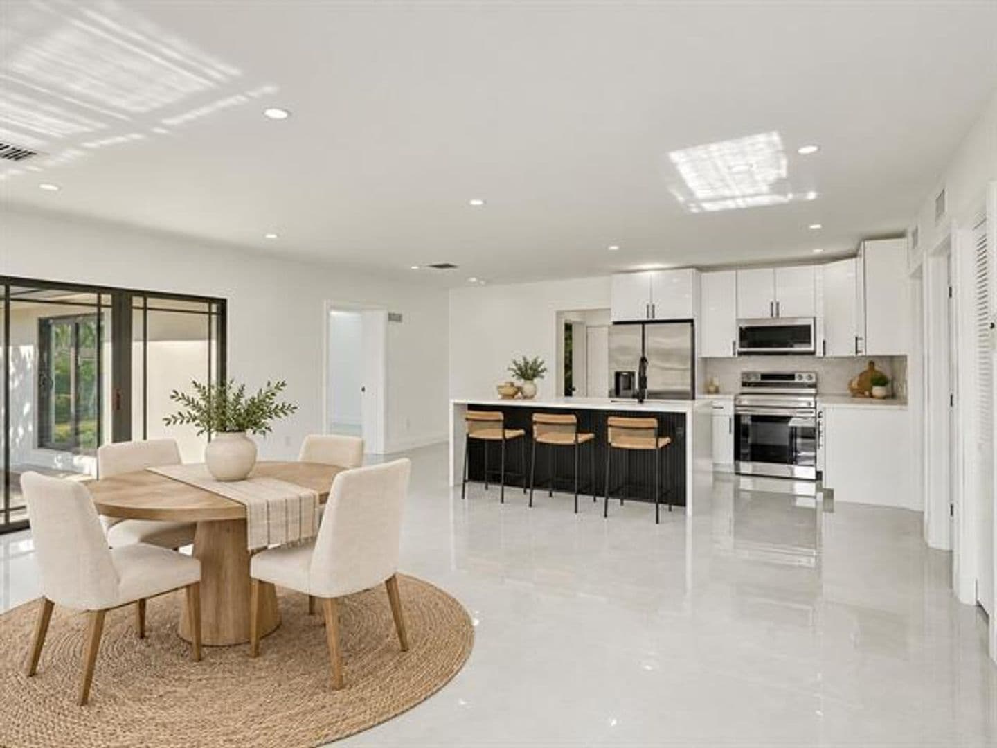 Hollywood House: 3234 Taft St # 3234