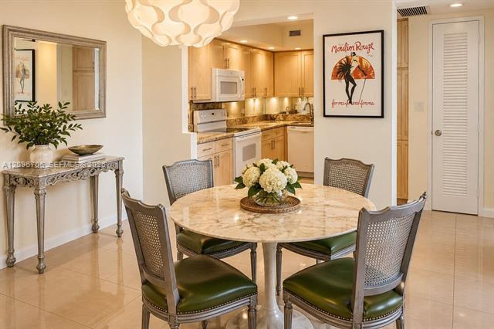 Miami Beach Condo: 5600 Collins Ave cu-4P