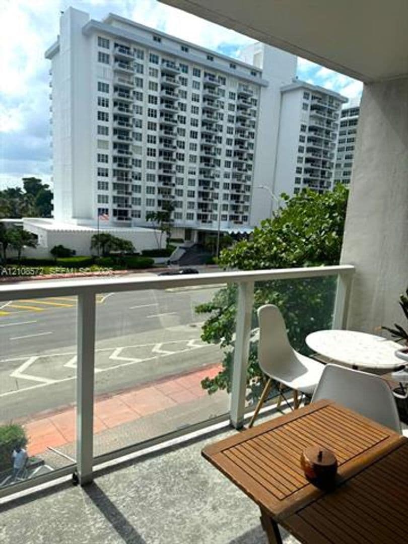 Miami Beach Condo: 5701 Collins Ave cu-301