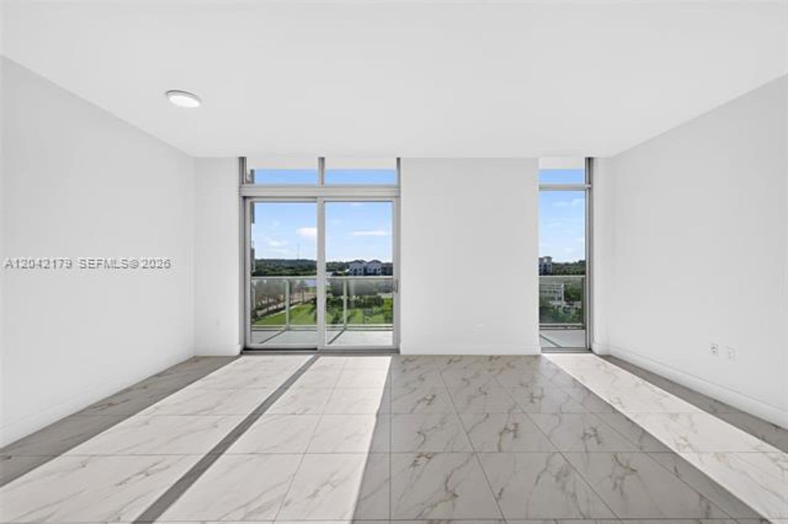 Sunrise Condo: 2000 Metropica Way cu-616