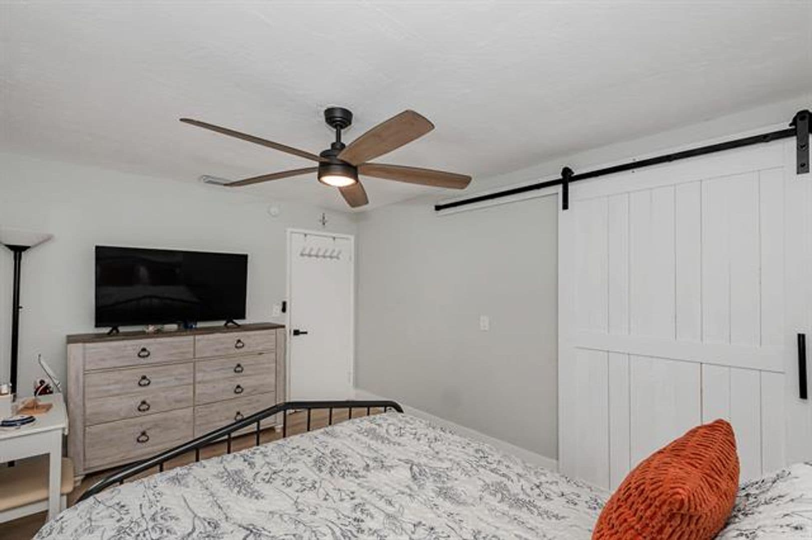 Hollywood House: 5631 Freedom St # 5631