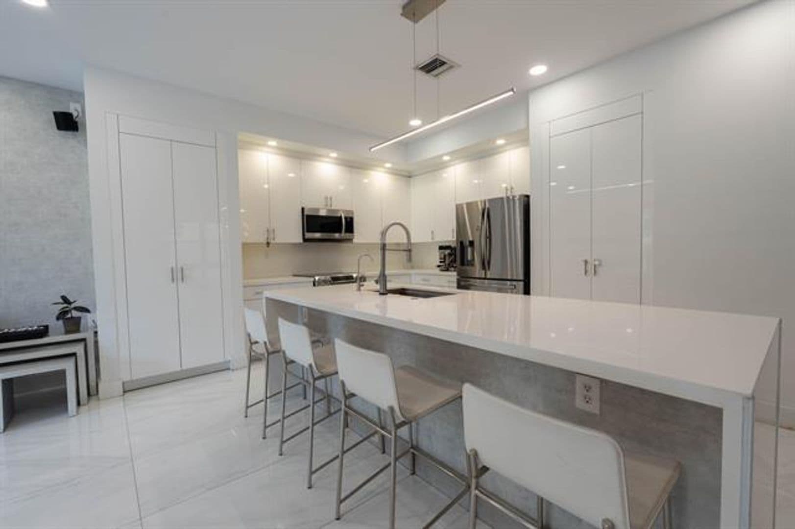 Miami House: 875 NE 193rd Ter # 875