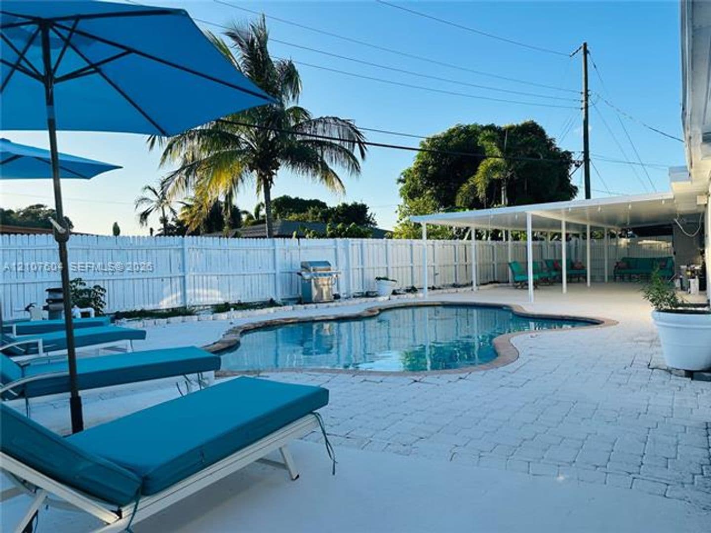 Hollywood House: 120 S 56th Ave # 120
