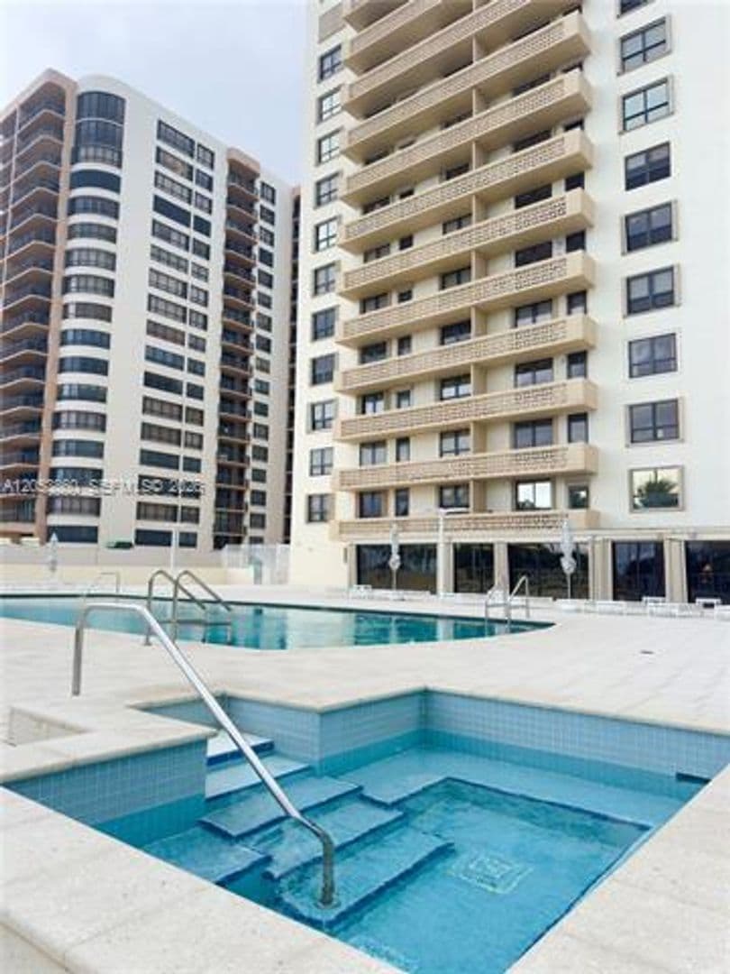 Bal Harbour Condo: 10185 Collins Ave cu-202