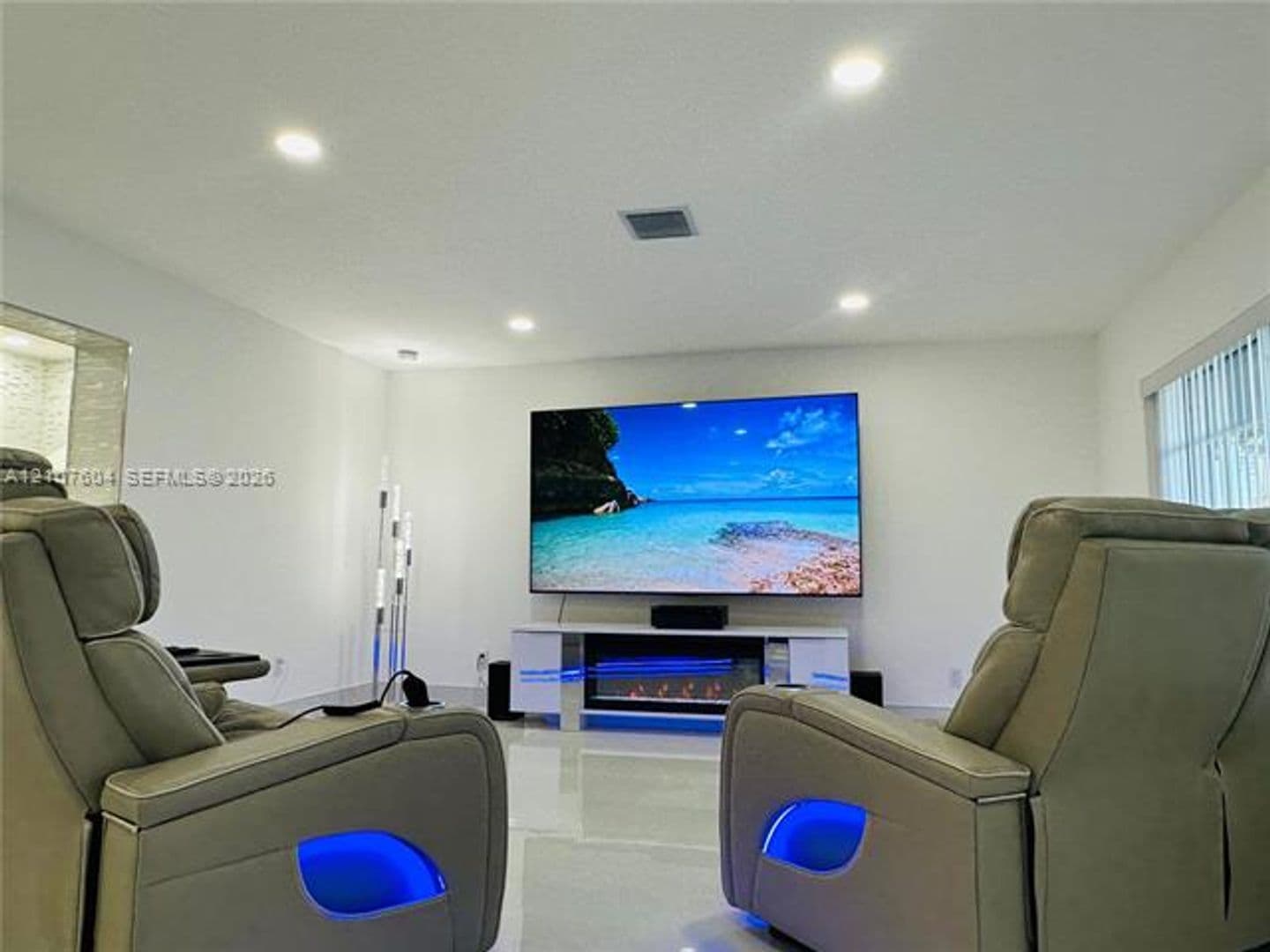 Hollywood House: 120 S 56th Ave # 120