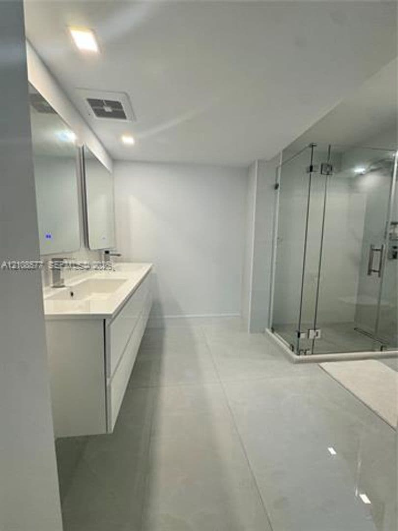 Miami Beach Condo: 6039 Collins Ave cu-715