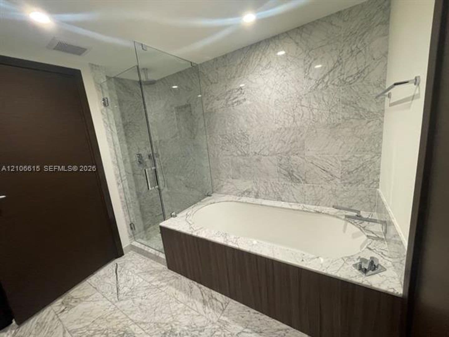 Miami Condo: 1000 Brickell Plz cu-1906
