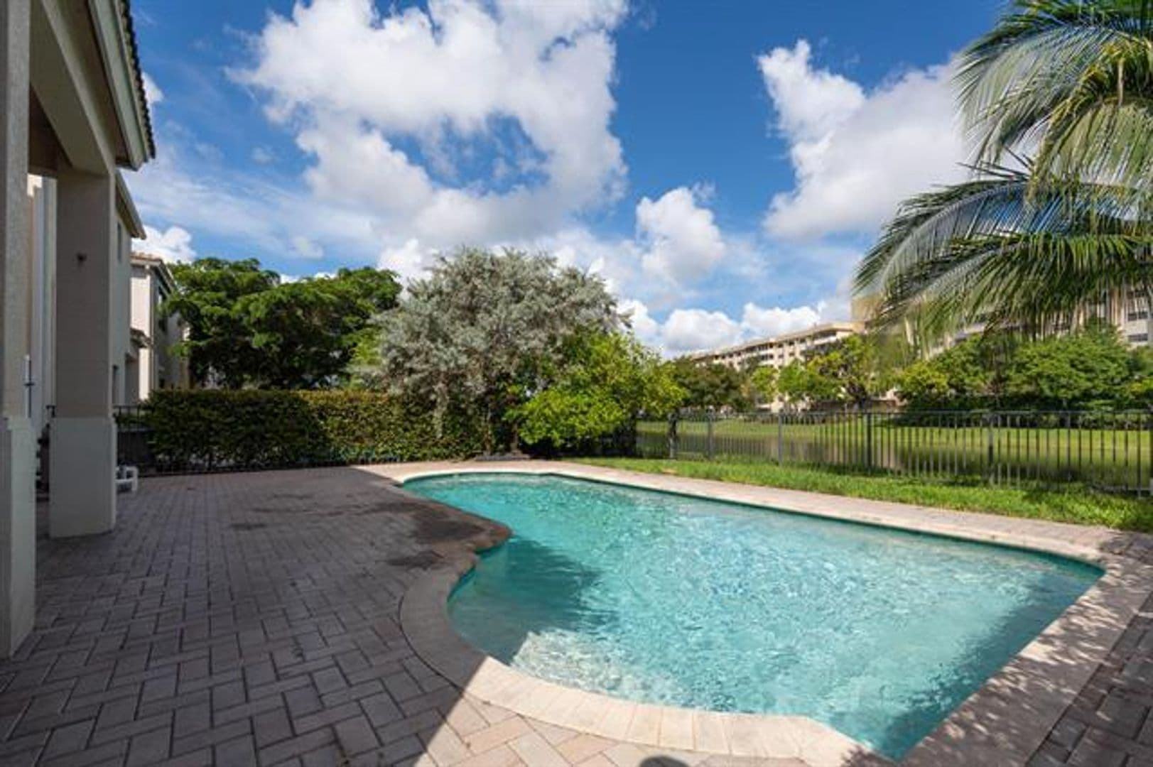 Miami House: 875 NE 193rd Ter # 875