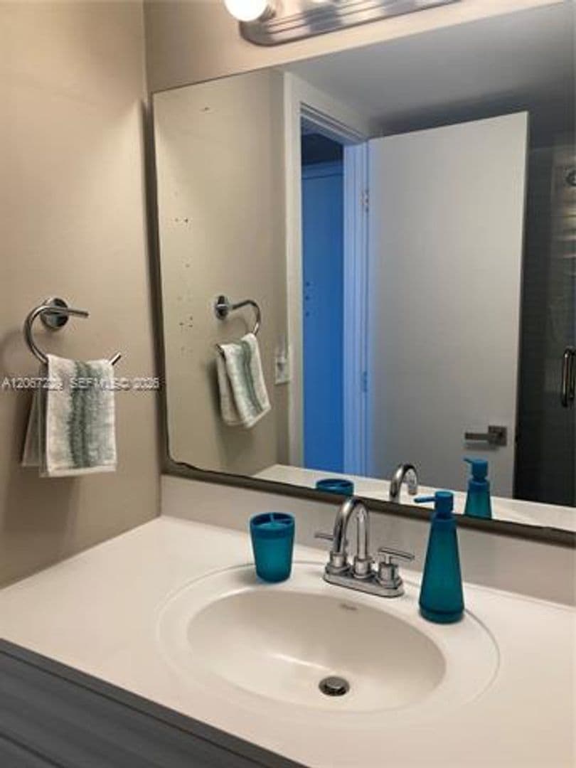 Miami Beach Condo: 5701 Collins Ave cu-1003