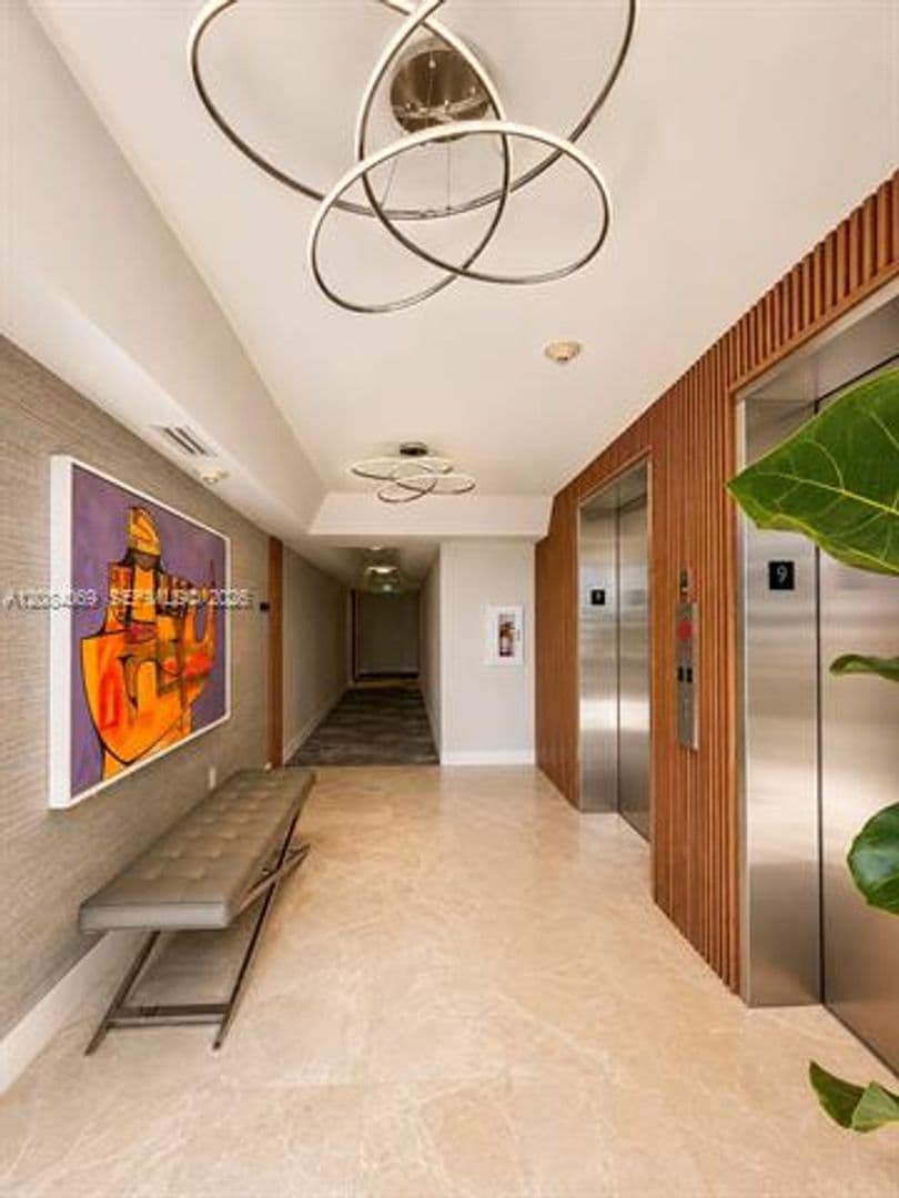 Miami Beach Condo: 5880 Collins Ave cu-903
