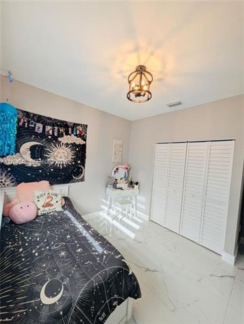 Hialeah House: 8137 NW 199th Ter # 8137