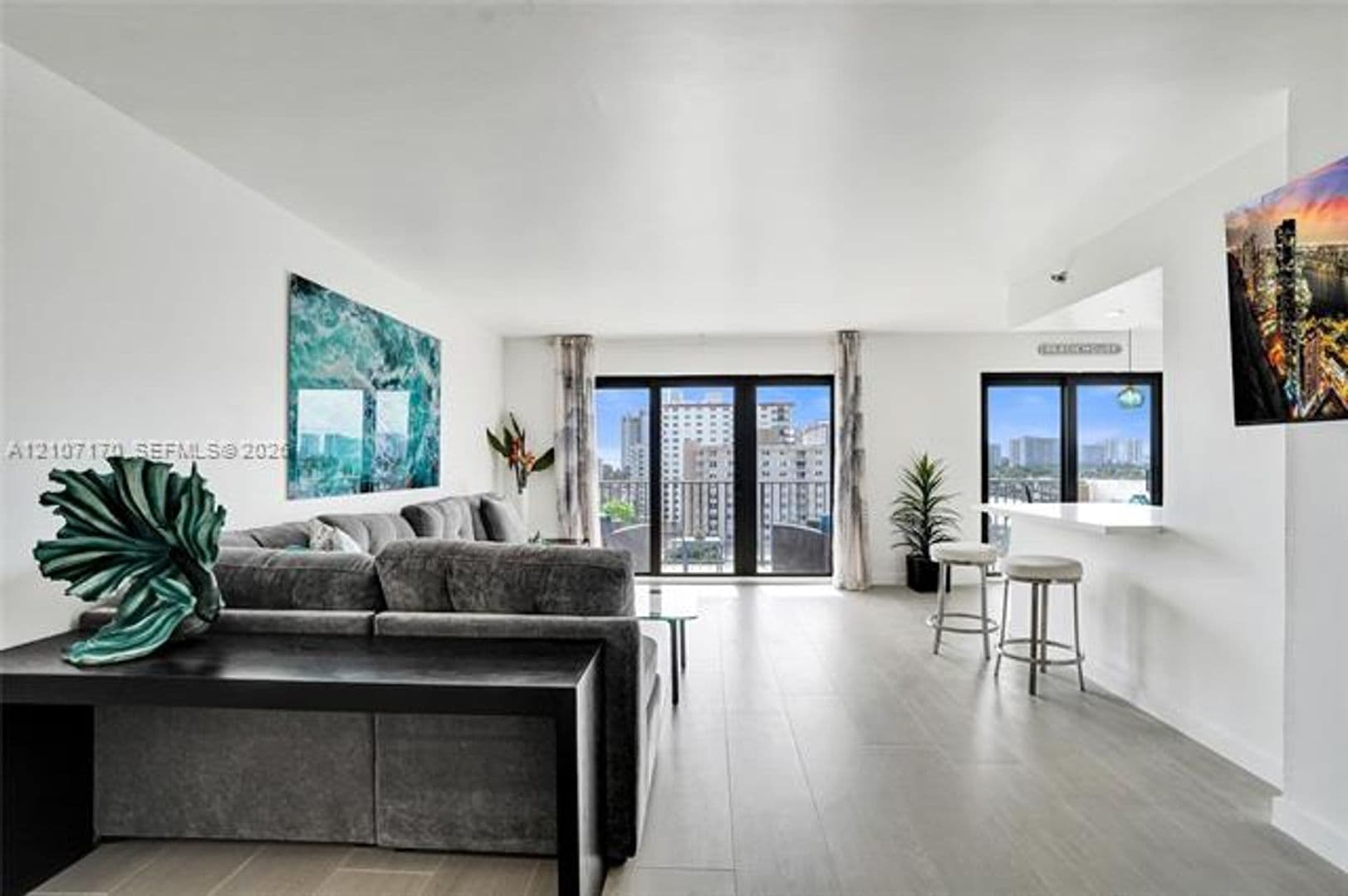 Hollywood Condo: 1201 S Ocean Dr cu-908S