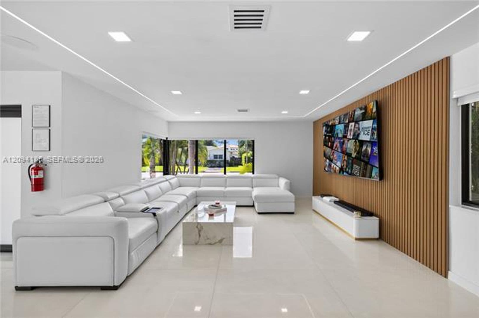 Hollywood House: 1117 Adams St # 1117