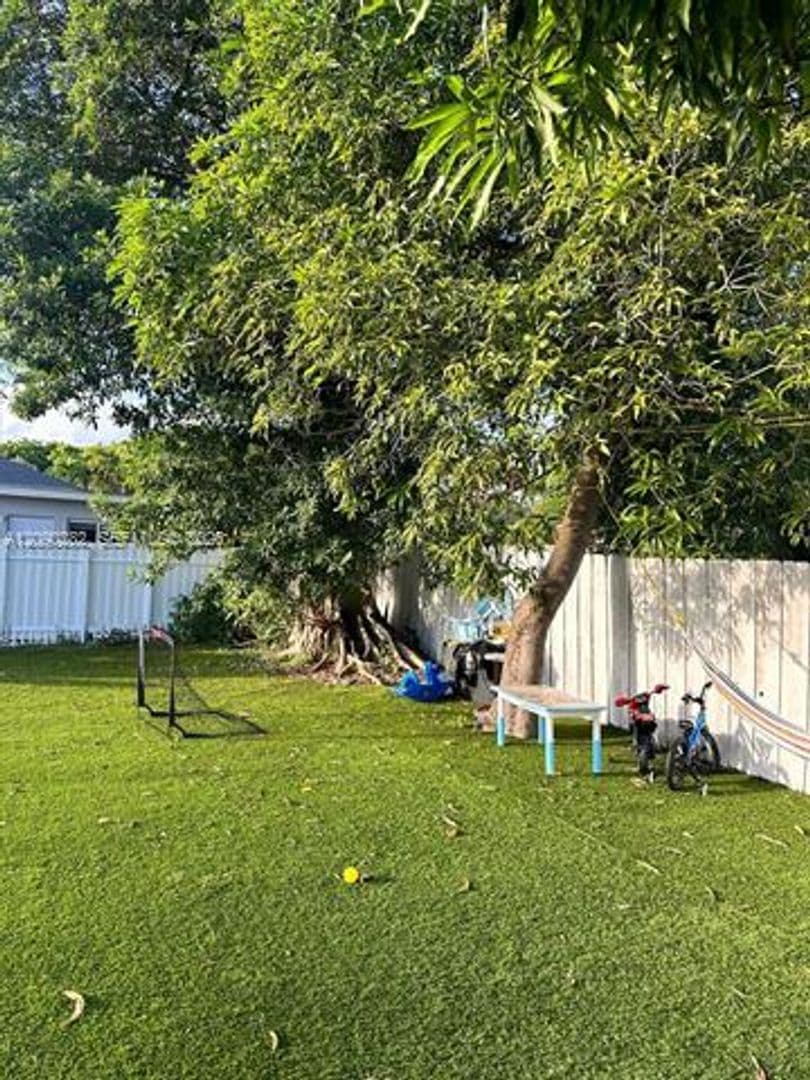 Hallandale Beach House: 216 NW 9th St # 216