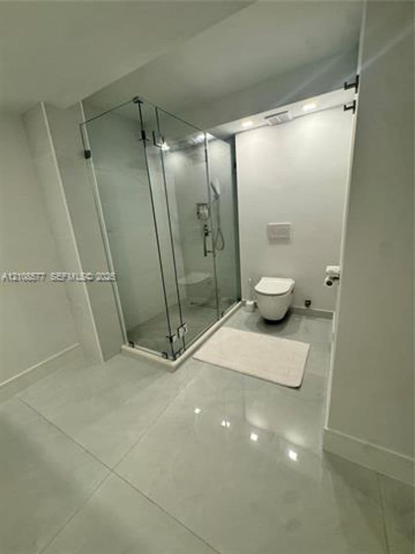 Miami Beach Condo: 6039 Collins Ave cu-715