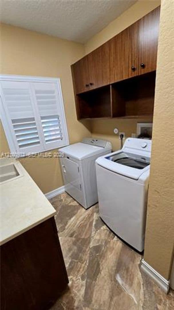Hollywood House: 741 Tyler St # 741