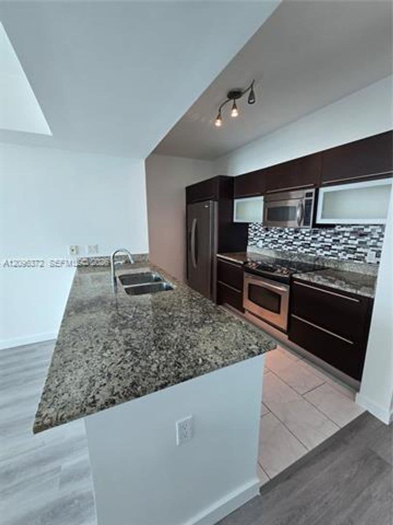 Miami Condo: 950 Brickell Bay Dr cu-3300