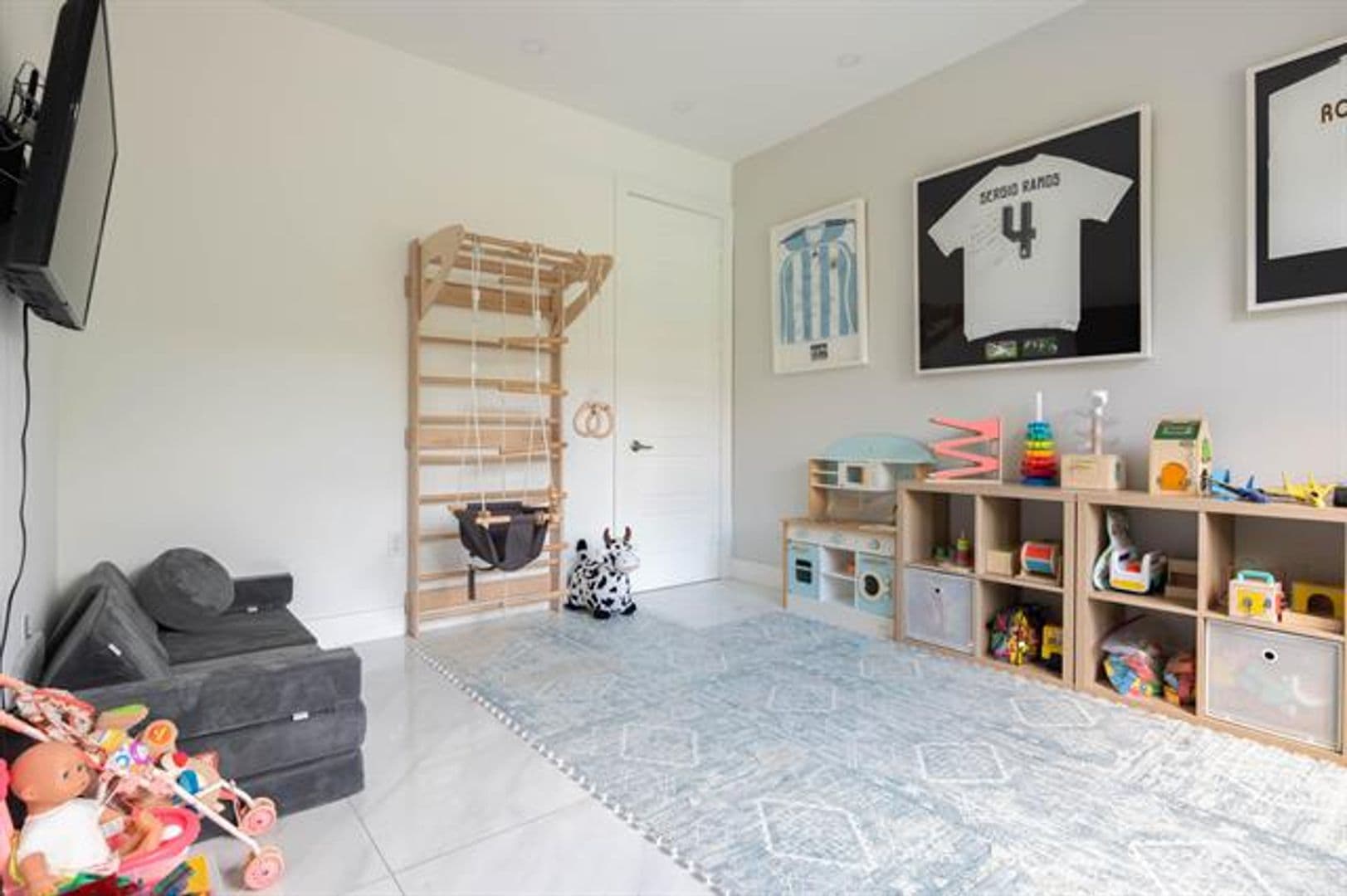 Miami House: 875 NE 193rd Ter # 875