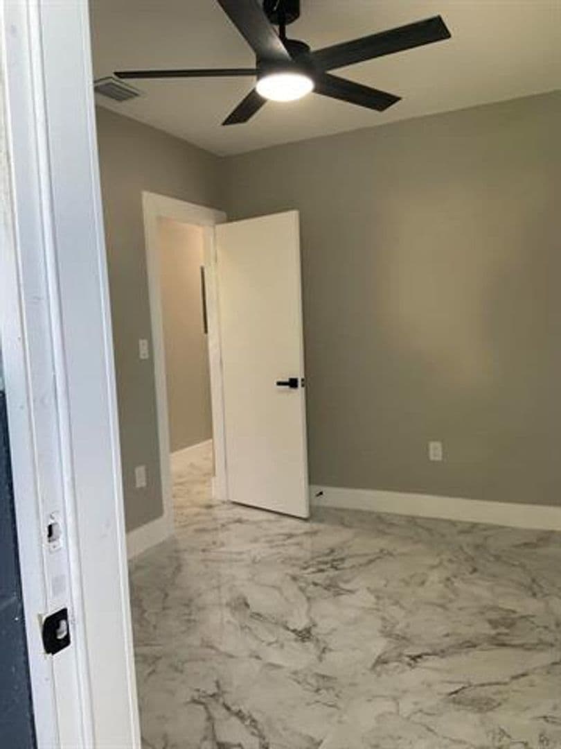 Hollywood House: 5540 Mayo St # 5540