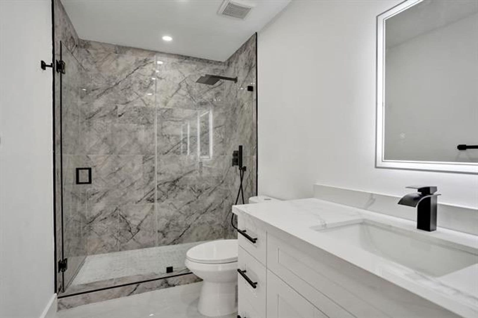 Hollywood House: 3234 Taft St # 3234