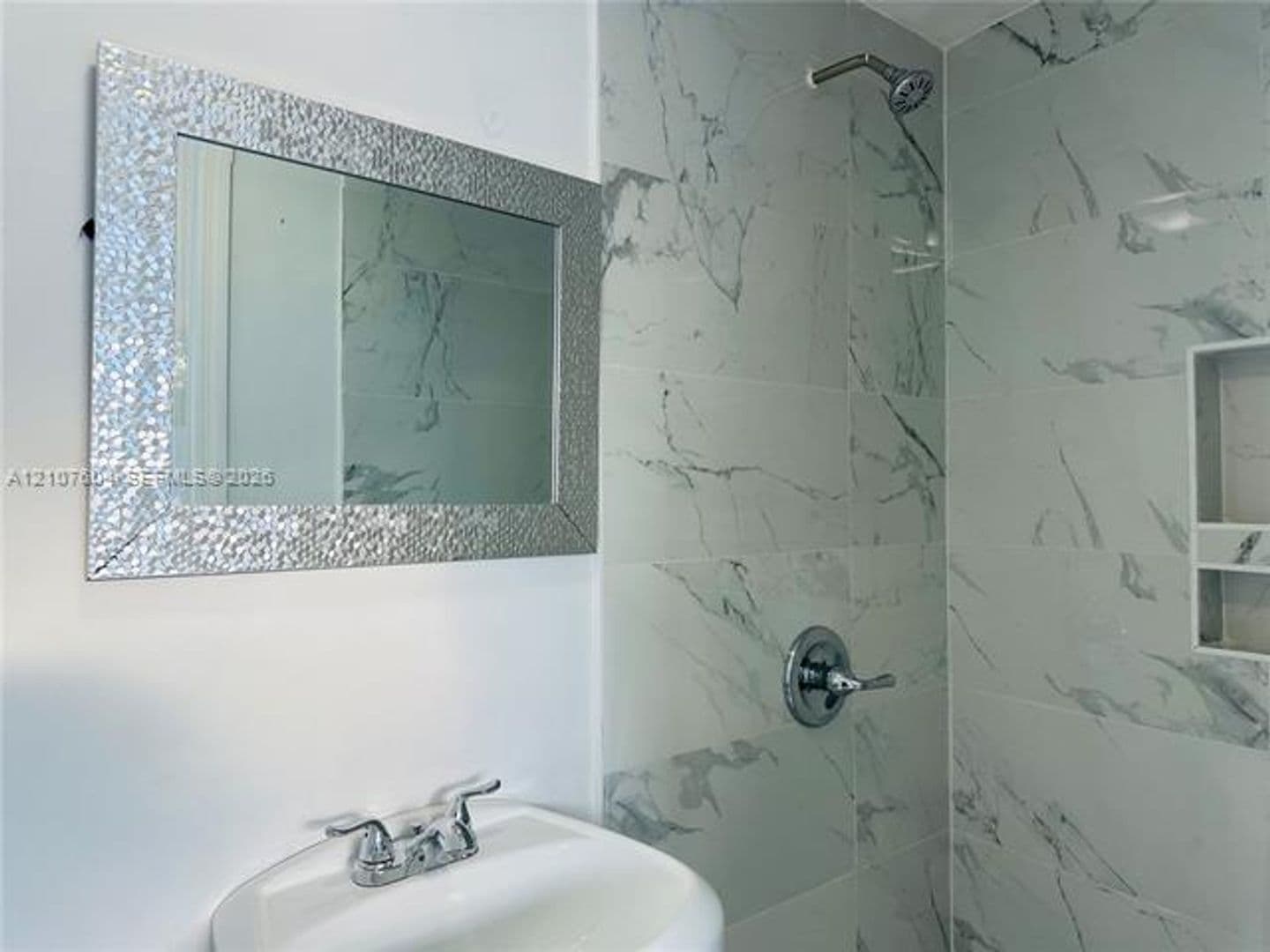 Hollywood House: 120 S 56th Ave # 120