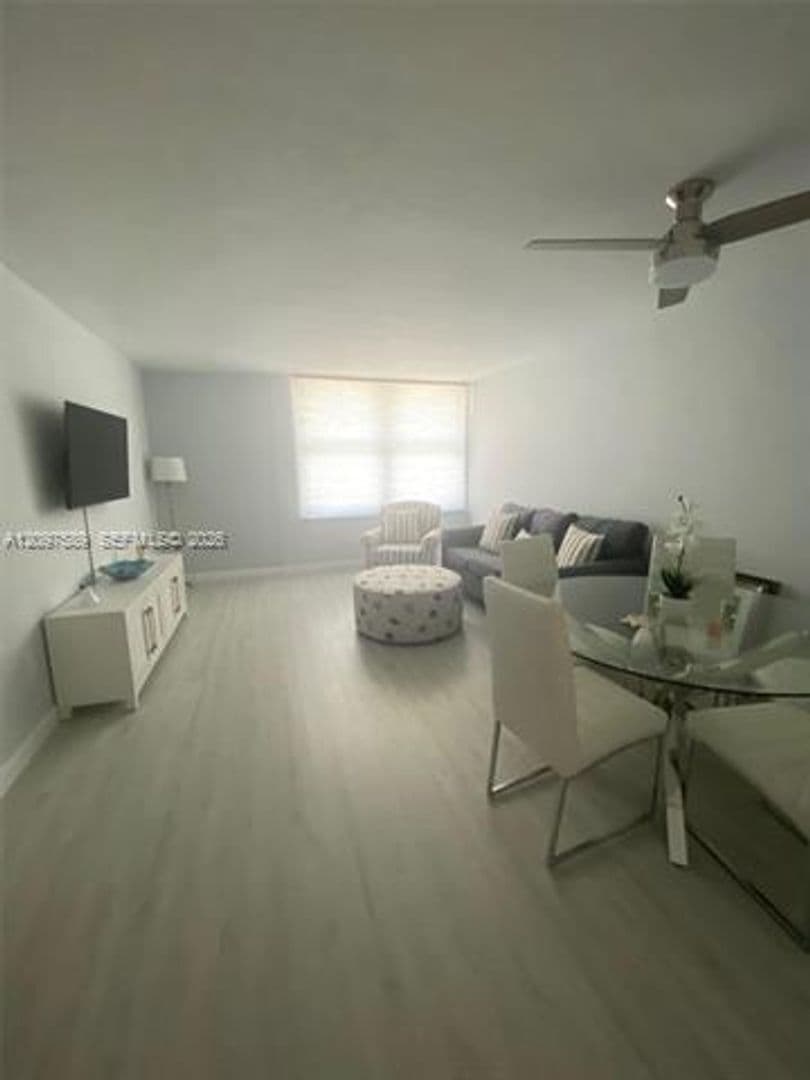 Miami Beach Condo: 2899 Collins Ave cu-1743
