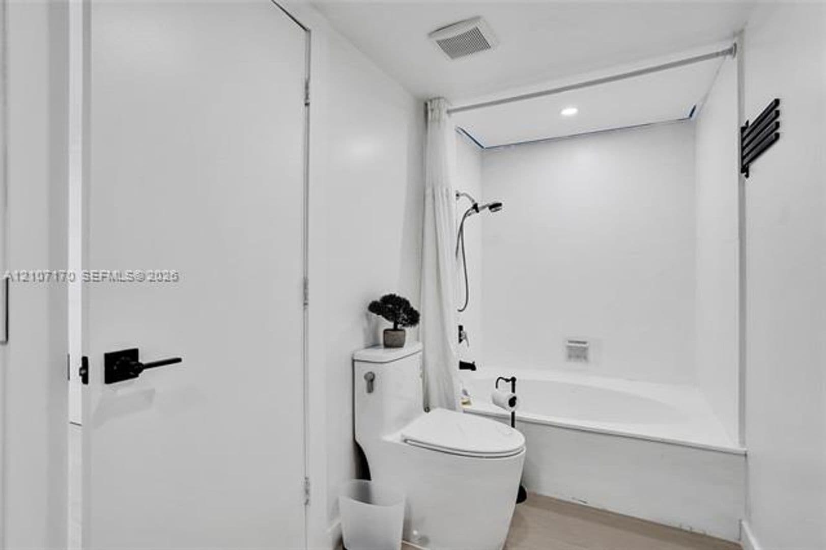 Hollywood Condo: 1201 S Ocean Dr cu-908S