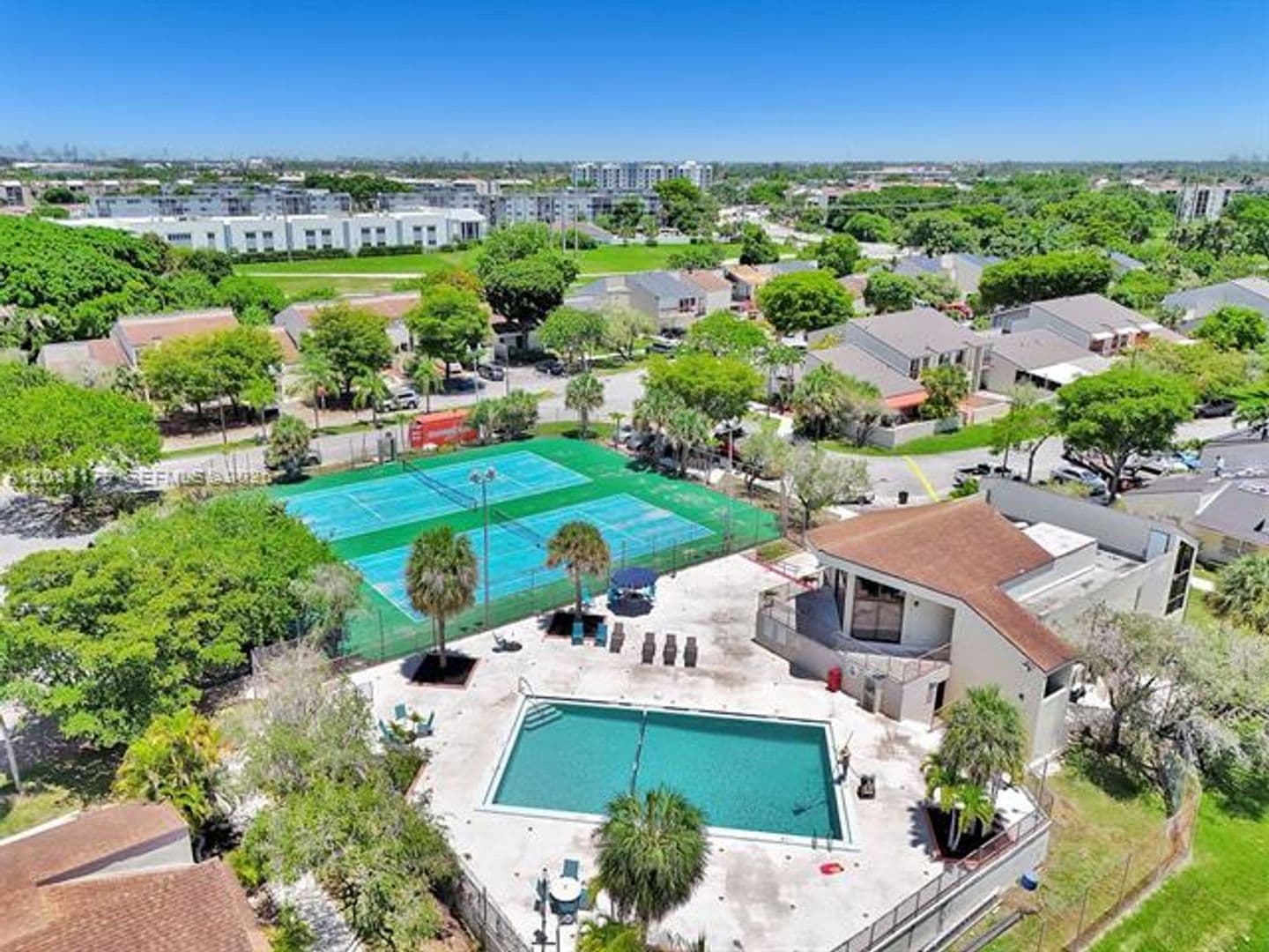 Miami Townhome: 9133 Fontainebleau Blvd th 5