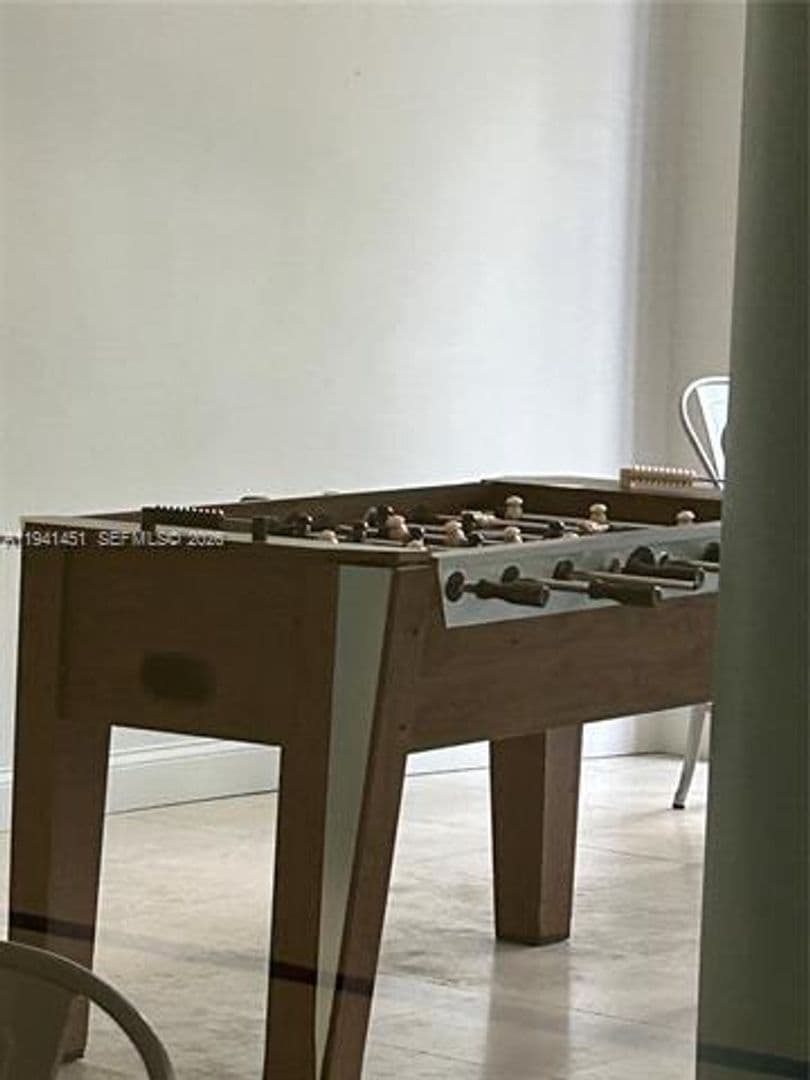 Hollywood Condo: 4001 S Ocean Dr cu-PH11