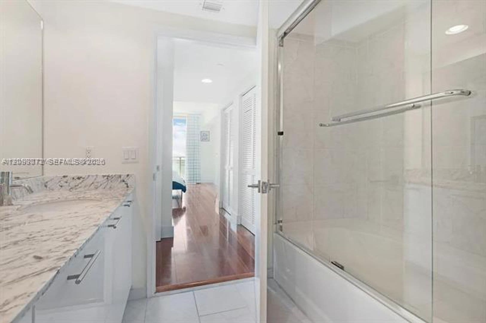Miami Condo: 950 Brickell Bay Dr cu-3710