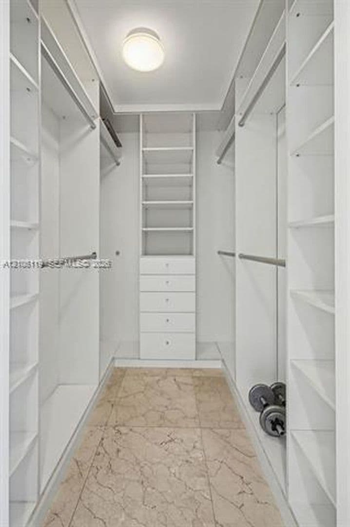 Miami Beach Condo: 5025 Collins Ave cu-903
