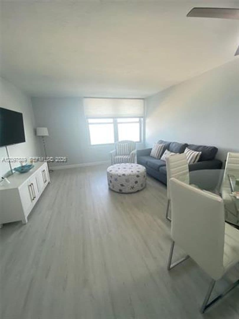 Miami Beach Condo: 2899 Collins Ave cu-1743