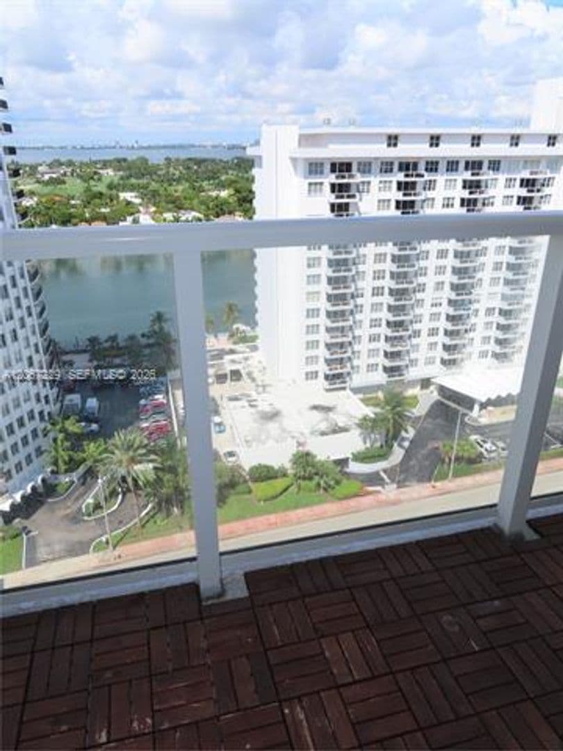 Miami Beach Condo: 5701 Collins Ave cu-1003