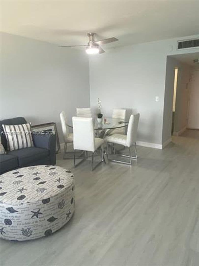 Miami Beach Condo: 2899 Collins Ave cu-1743