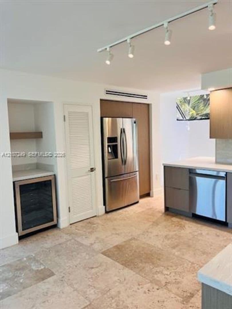 Key Biscayne House: 241 Harbor Dr # 241